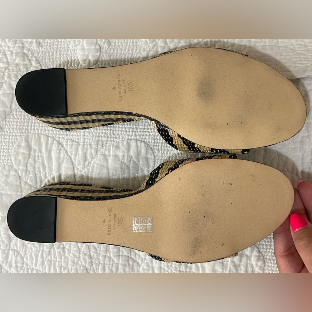 Kate Spade| Women’s black and tan woven wedge sandals with floret | Size 10 - Picture 7 of 9